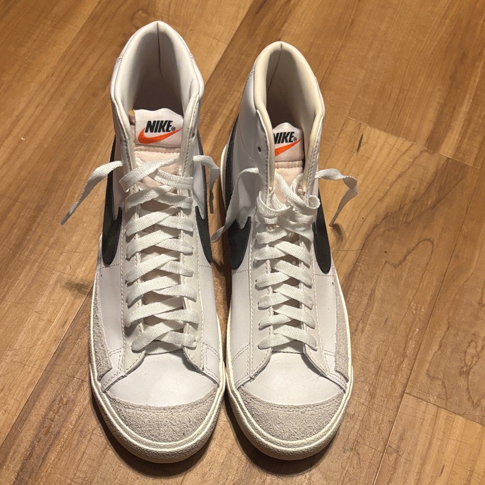 Nike Women's Mid 77 Blazers
Never worn before